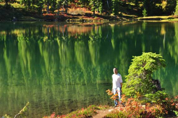 Trilha cheia de maravilhosos lagos no Forbidden Plateau, a parte alta do Strathcona Provincial Park, em Vancouver Island, oeste do Canadá